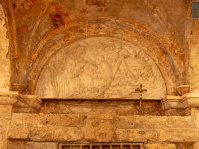Sul lunettone superiore alla mensa un bassorilievo risalente al 900 ritrae l'abate Elia che mostra la cassetta con le ossa del patrono ai fedeli